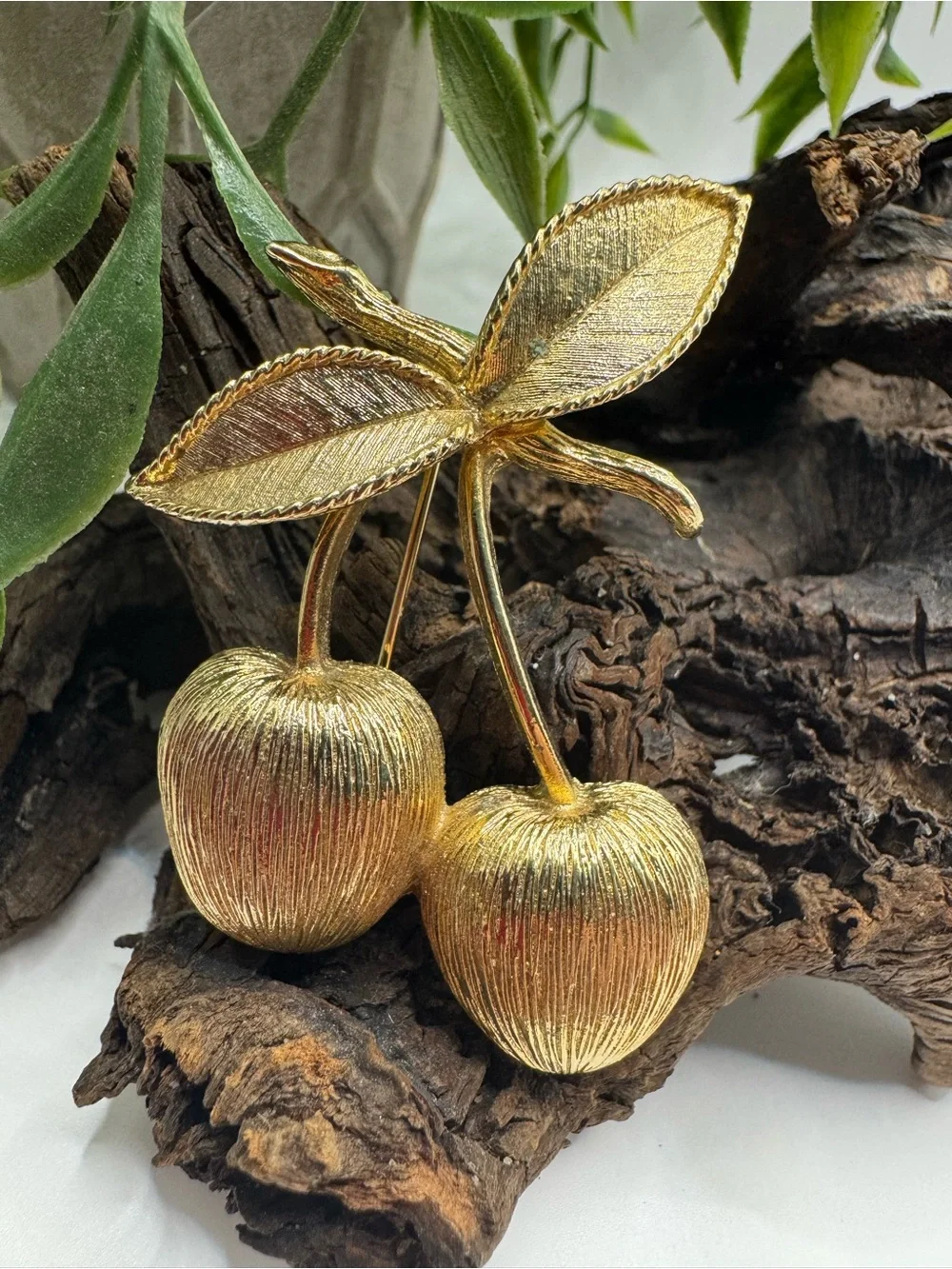 Sarah Coventry “Golden Cherries” brooch, EUC. Brushed gold tone from mid 1960’s. - Picture 1 of 5